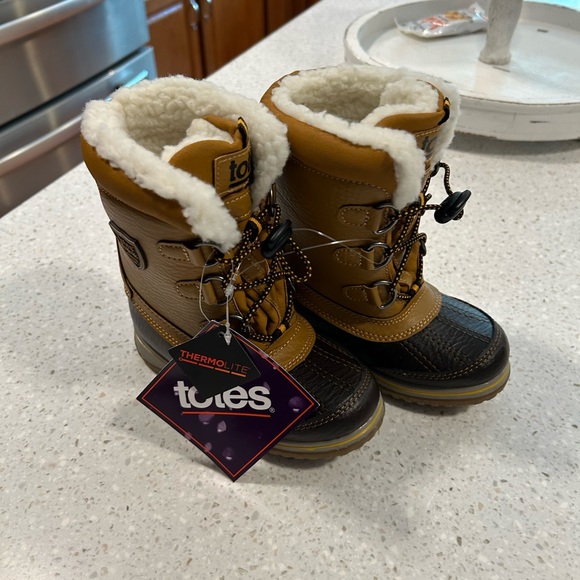 New boots size 4 fur lined.  ST2 - Picture 4 of 6